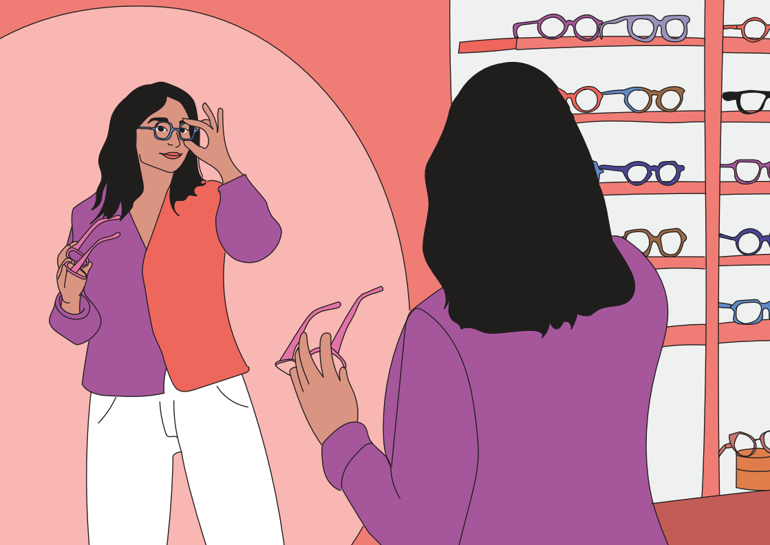 Illustration : une cliente essaie des montures devant le miroir de la boutique Pure